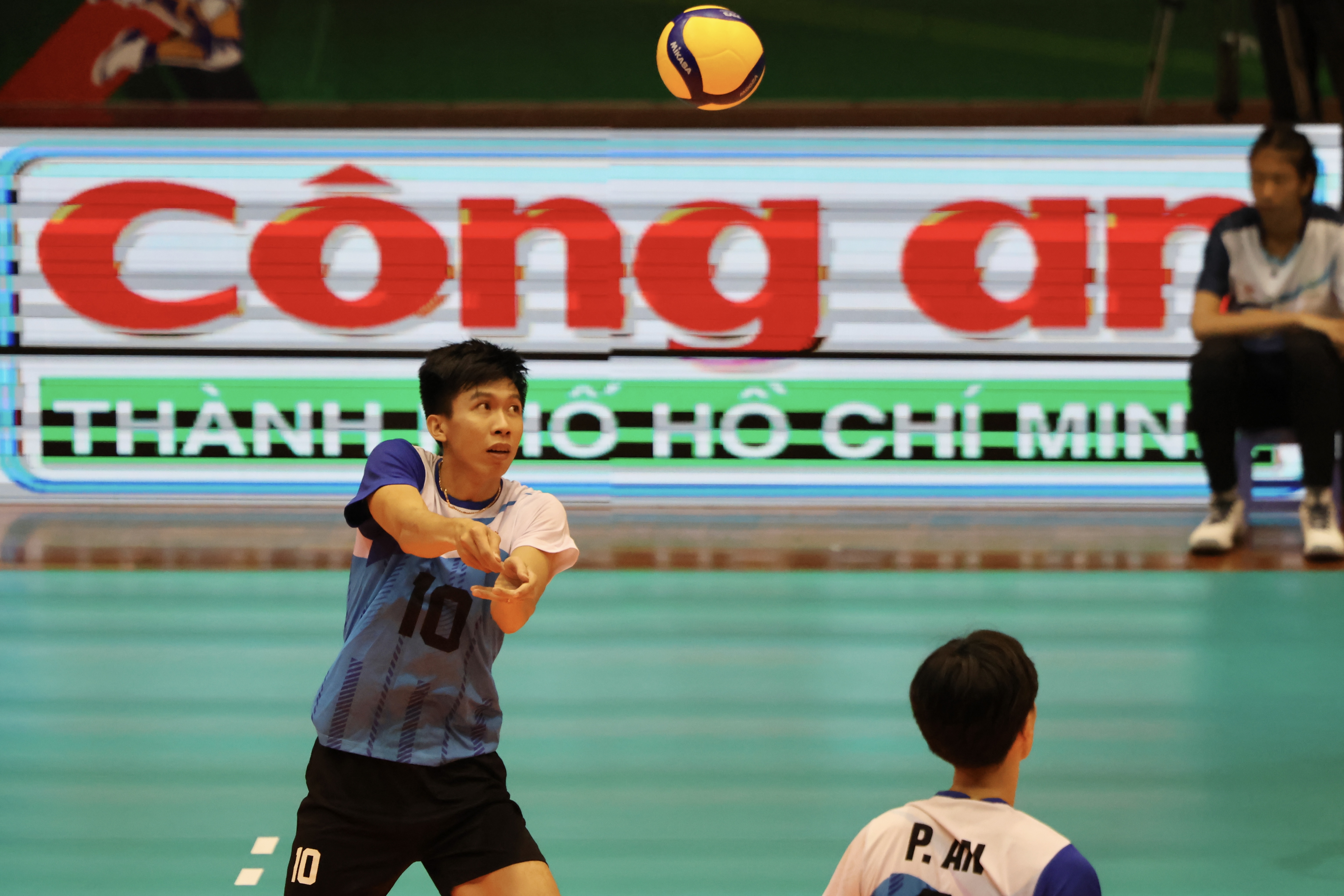 Hap dan giai bong chuyen Cong an TP.HCM hinh anh