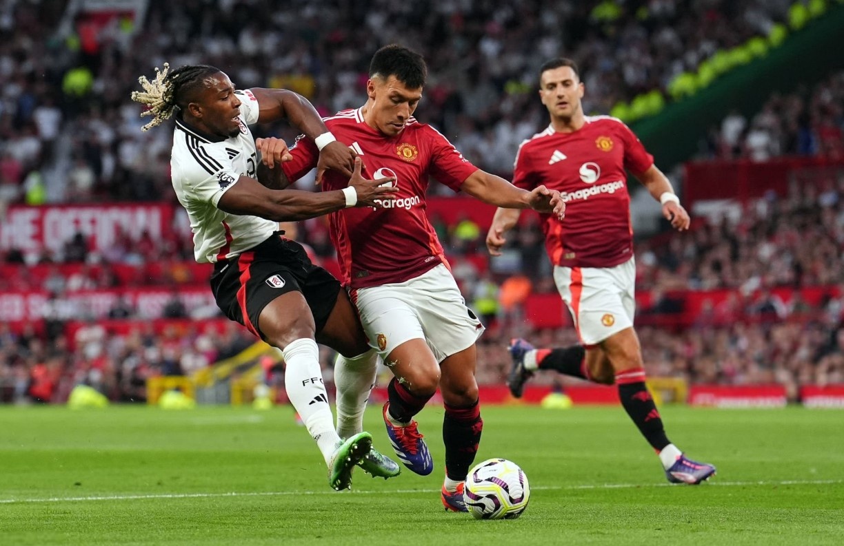 'Ong hoang co bap' bat luc truoc Lisandro Martinez hinh anh