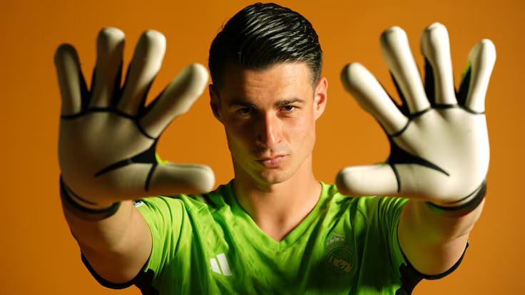 Vi sao Arsenal chuong cau thu Chelsea? hinh anh