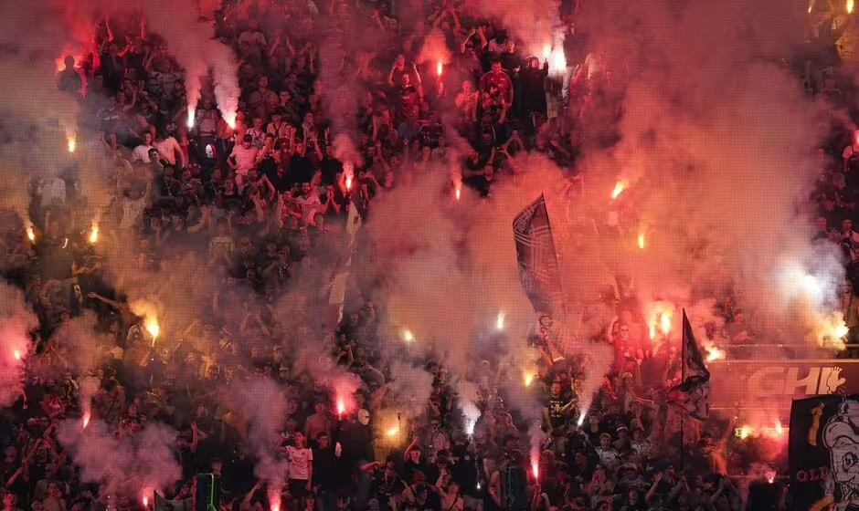 Khung canh hon loan trong tran dau cua Chelsea hinh anh