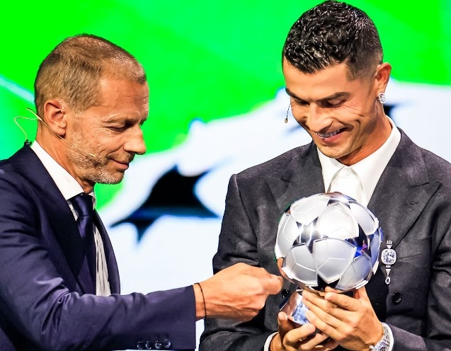 Ronaldo nhan giai thuong dac biet hinh anh