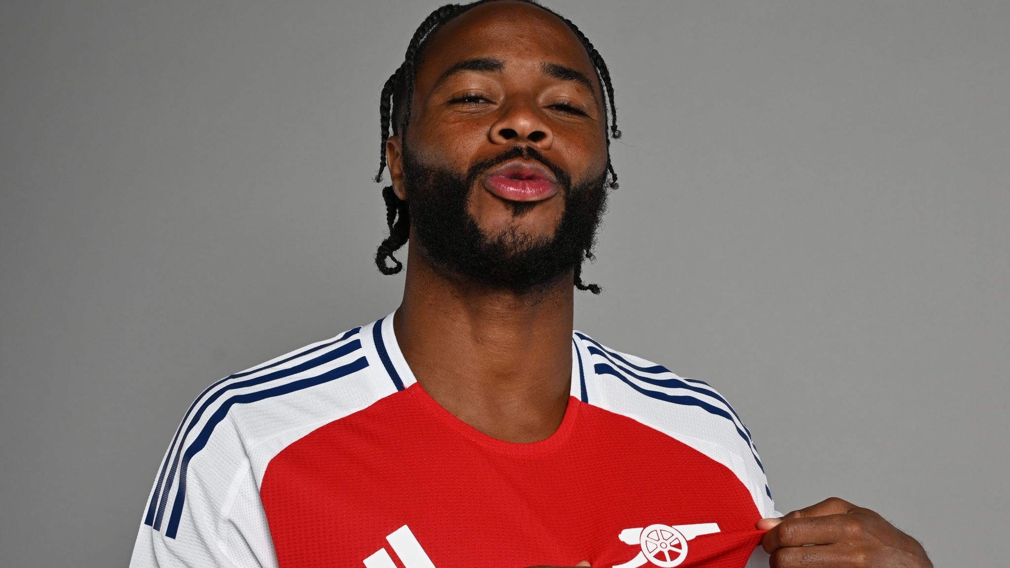 Vi sao Arsenal gay bat ngo voi Sterling hinh anh