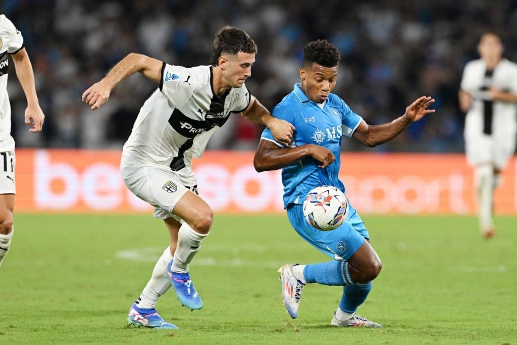 Tan binh Napoli soc nang khi bi cuop hinh anh