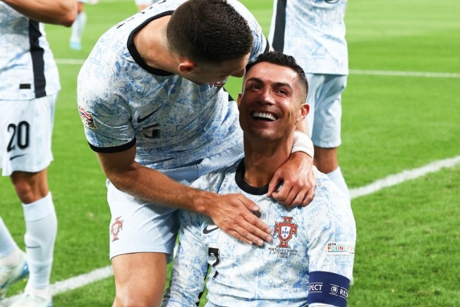 Ronaldo tao cot moc lich su hinh anh