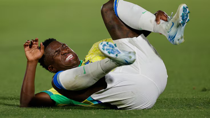 Bong da Brazil choi voi tren bo vuc tham hinh anh