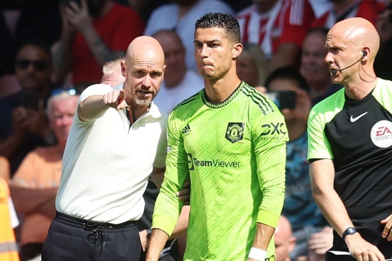 HLV Ten Hag dap tra Ronaldo hinh anh