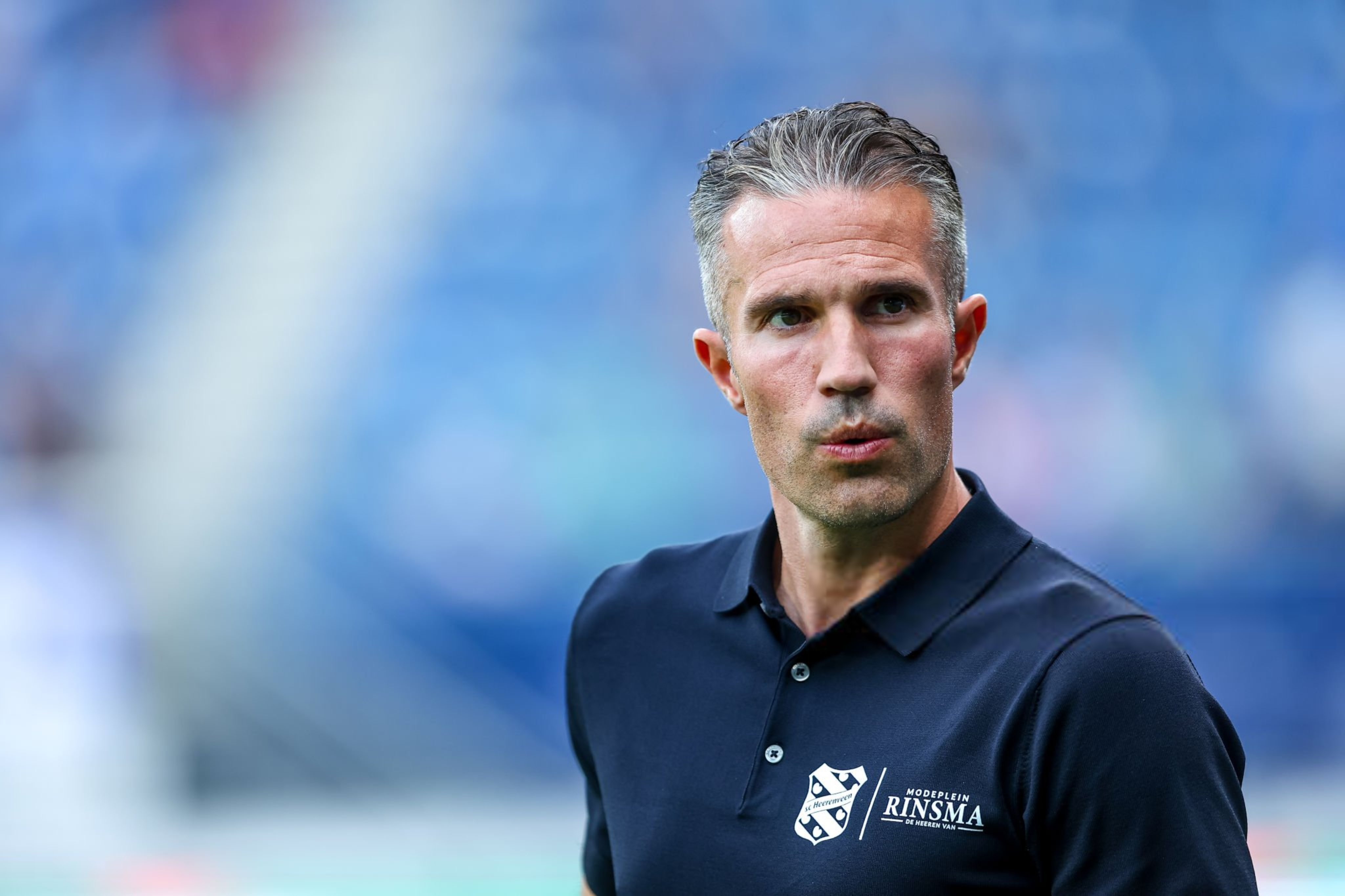 Doi cua Van Persie bi huy diet 1-9 hinh anh