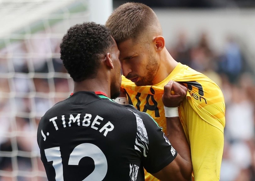 Arsenal danh bai Tottenham trong tran cau co 8 the vang hinh anh