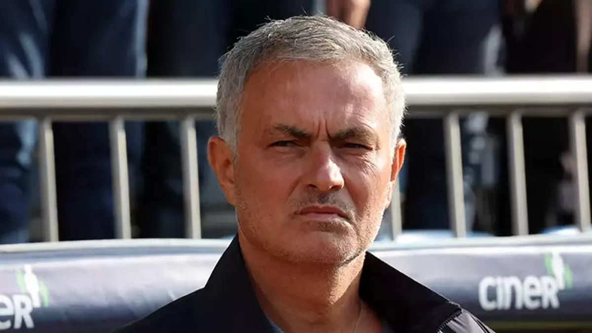 Tinh canh trai nguoc giua Mourinho va De Rossi hinh anh