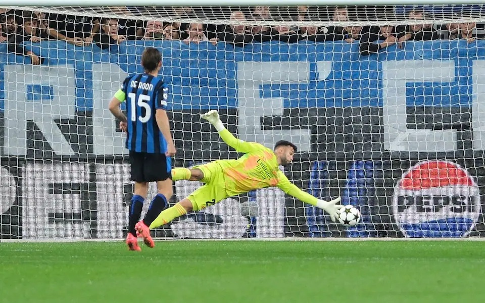 Arsenal da dung ve 'sieu thu mon' Raya hinh anh