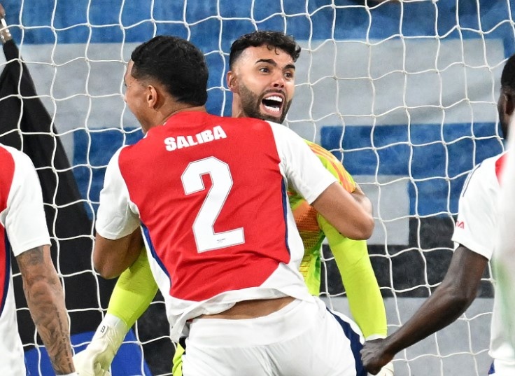 Pha cuu thua khong tuong cua Raya giai cuu Arsenal hinh anh