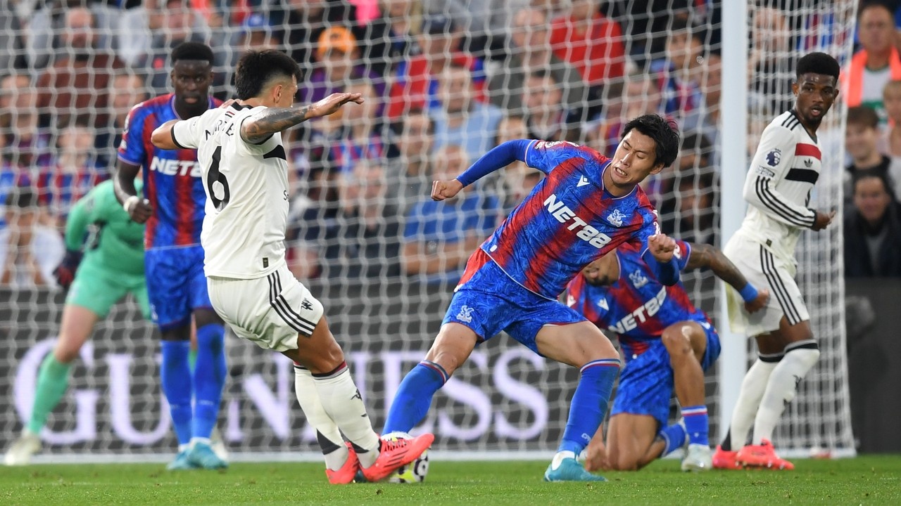 Lisandro Martinez bi to gay nguy hiem cho Kamada hinh anh