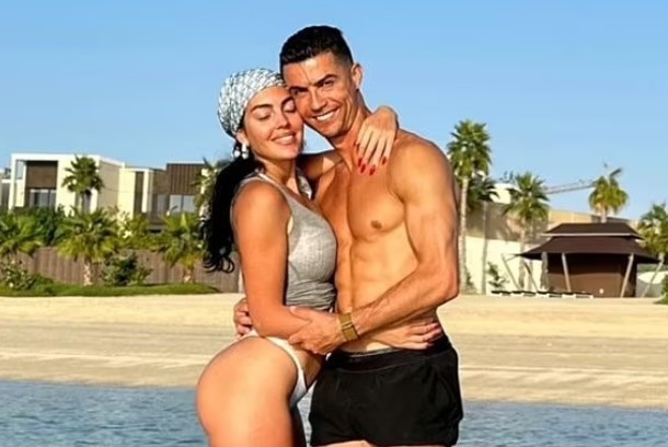 Georgina Rodriguez vui khi Ronaldo roi MU hinh anh