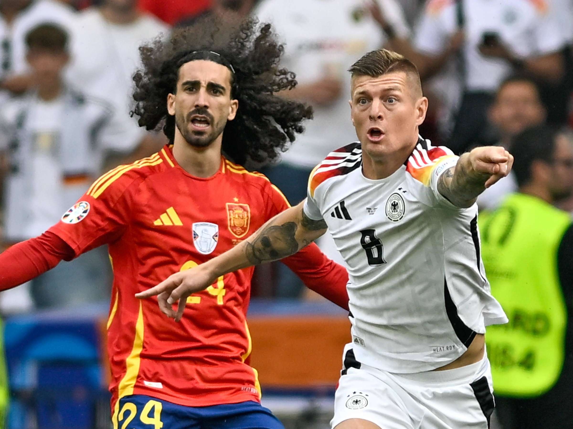 Kroos 'nong mat' vi sai lam cua UEFA hinh anh