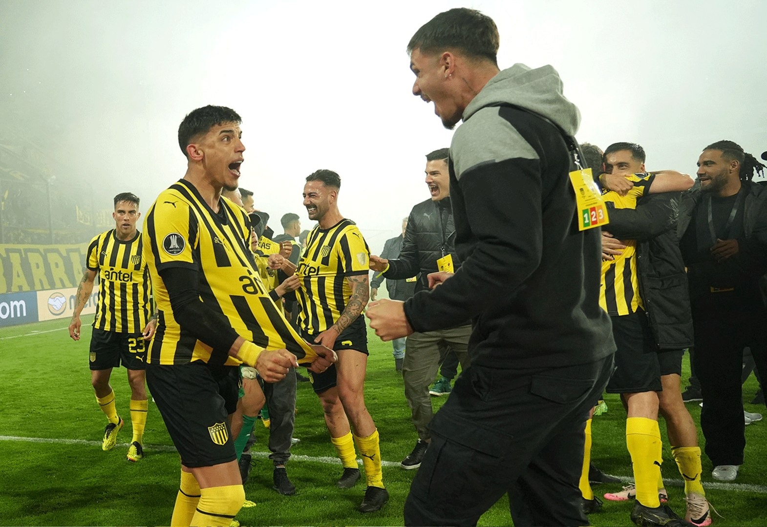 Dia chan xay ra o bong da Nam My hinh anh