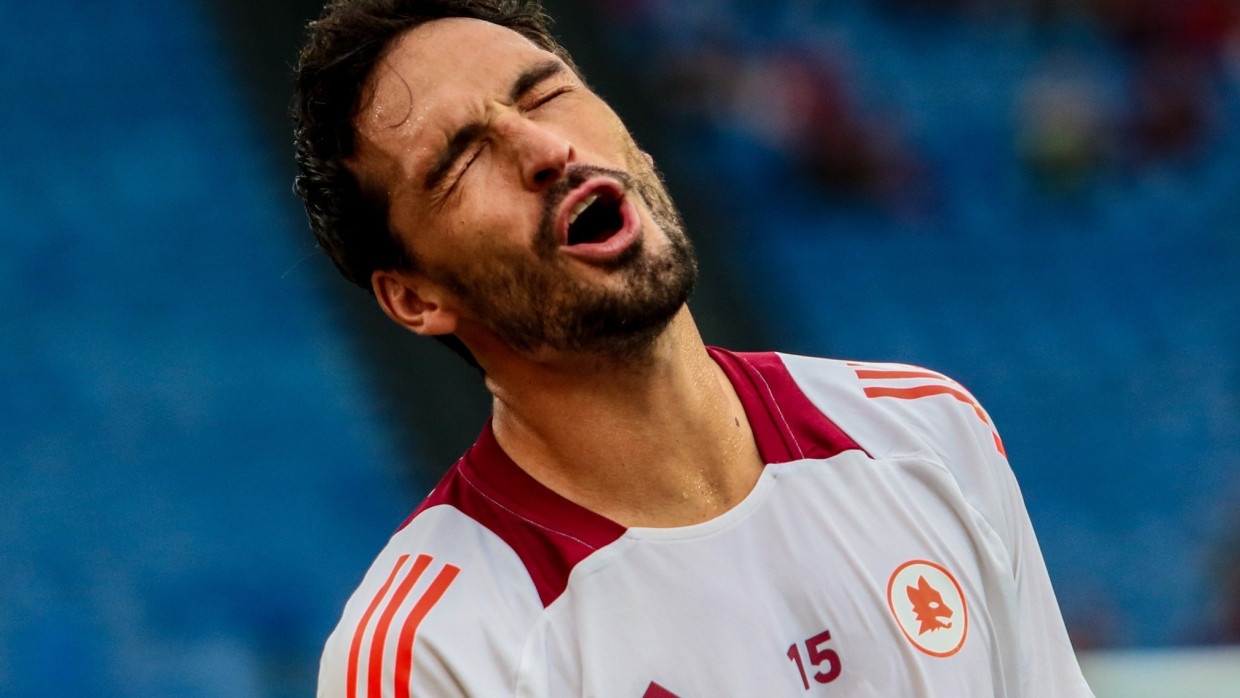 Hummels bi bo roi tai Roma hinh anh