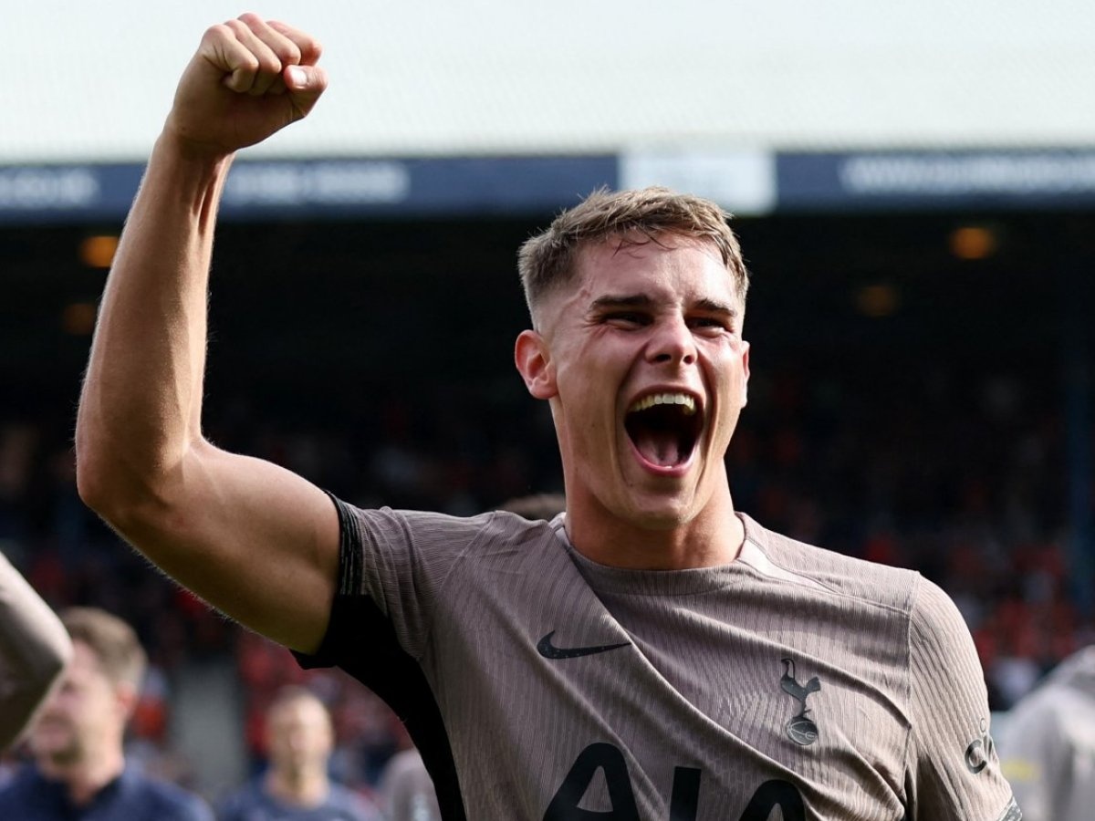 Pha bong de doi cua cau thu nhanh nhat Premier League hinh anh