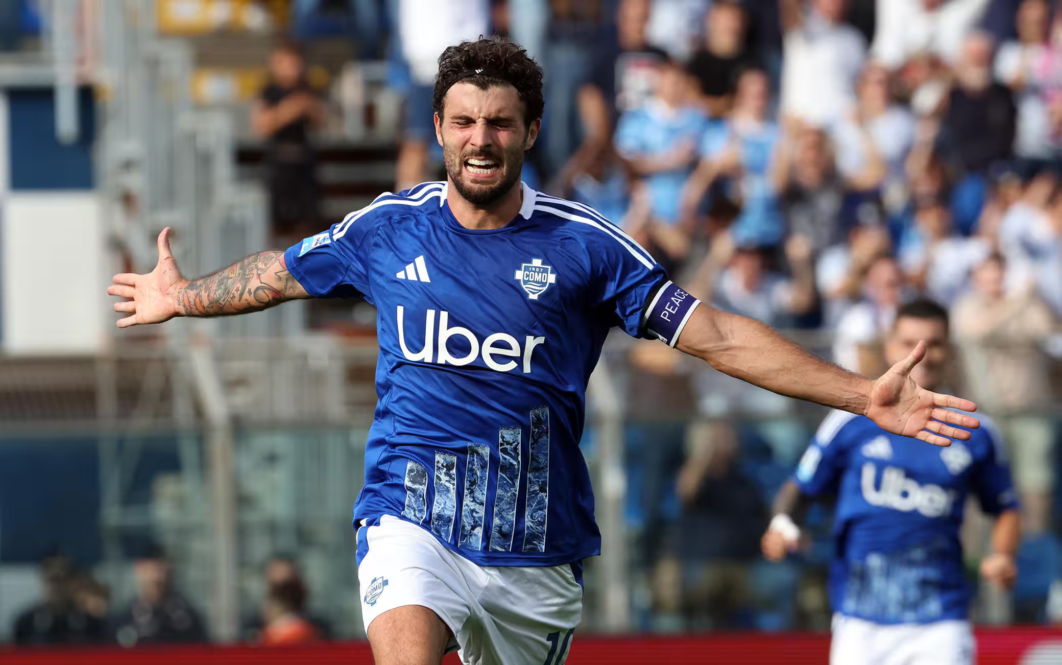 Doi cua Fabregas tiep tuc gay soc hinh anh