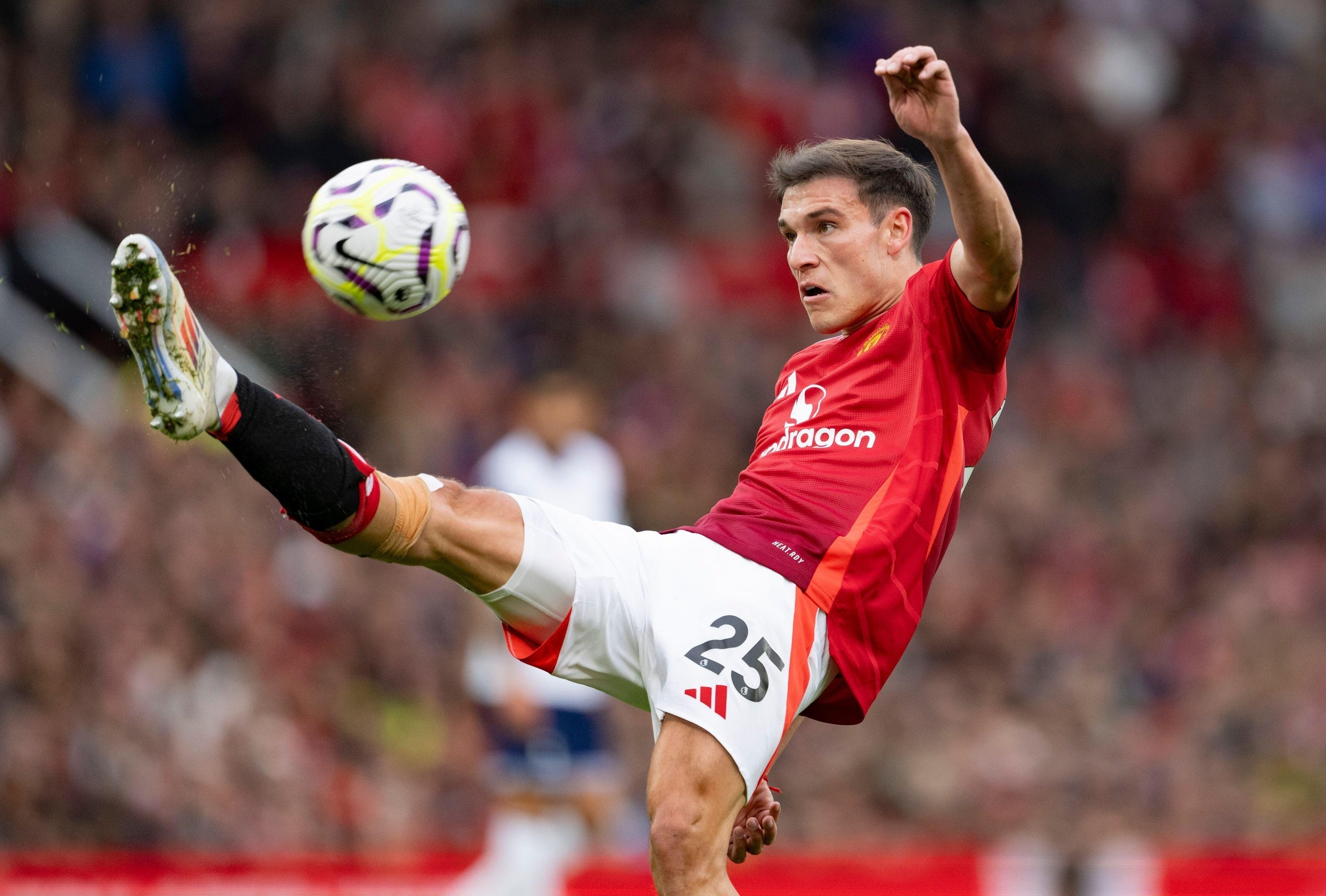 MU cho Ugarte bung no hinh anh