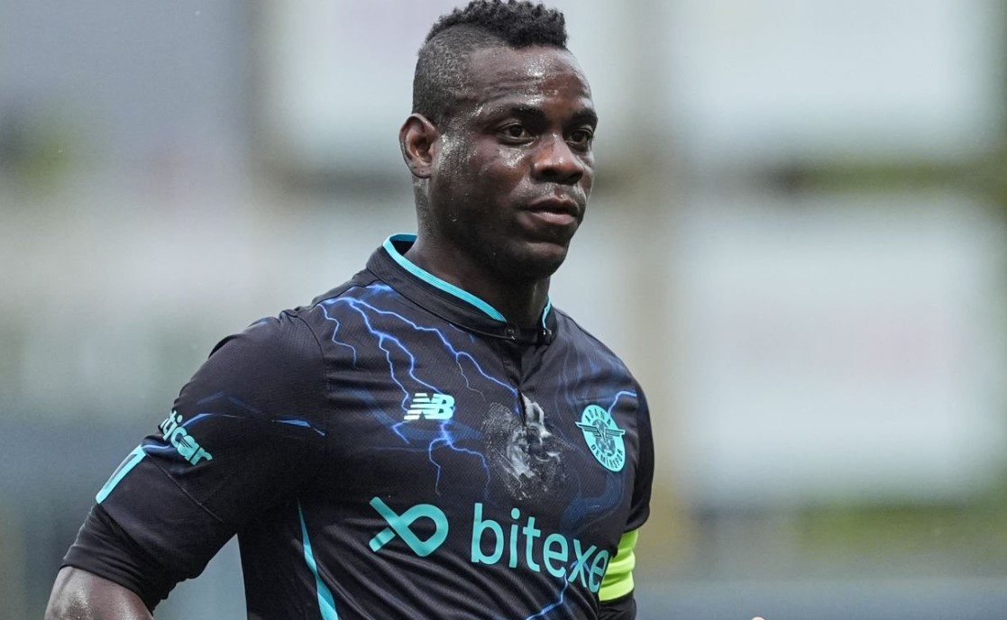 Lo ben do bat ngo cua Balotelli hinh anh