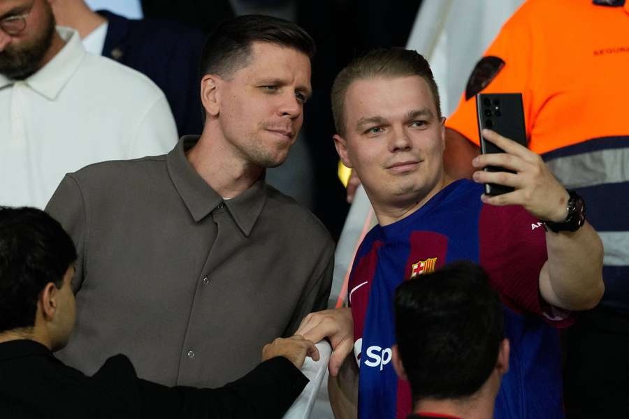 Szczesny xuat hien o Barca hinh anh