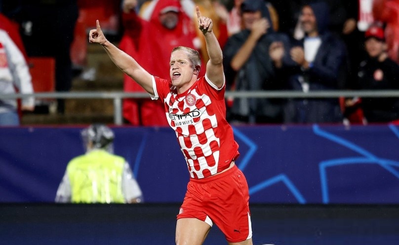 Tran dau ky la cua Van de Beek va Girona hinh anh