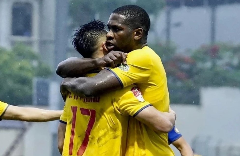 Mac Hong Quan nhan the do, Binh Dinh bi Thanh Hoa vui dap tren san nha hinh anh