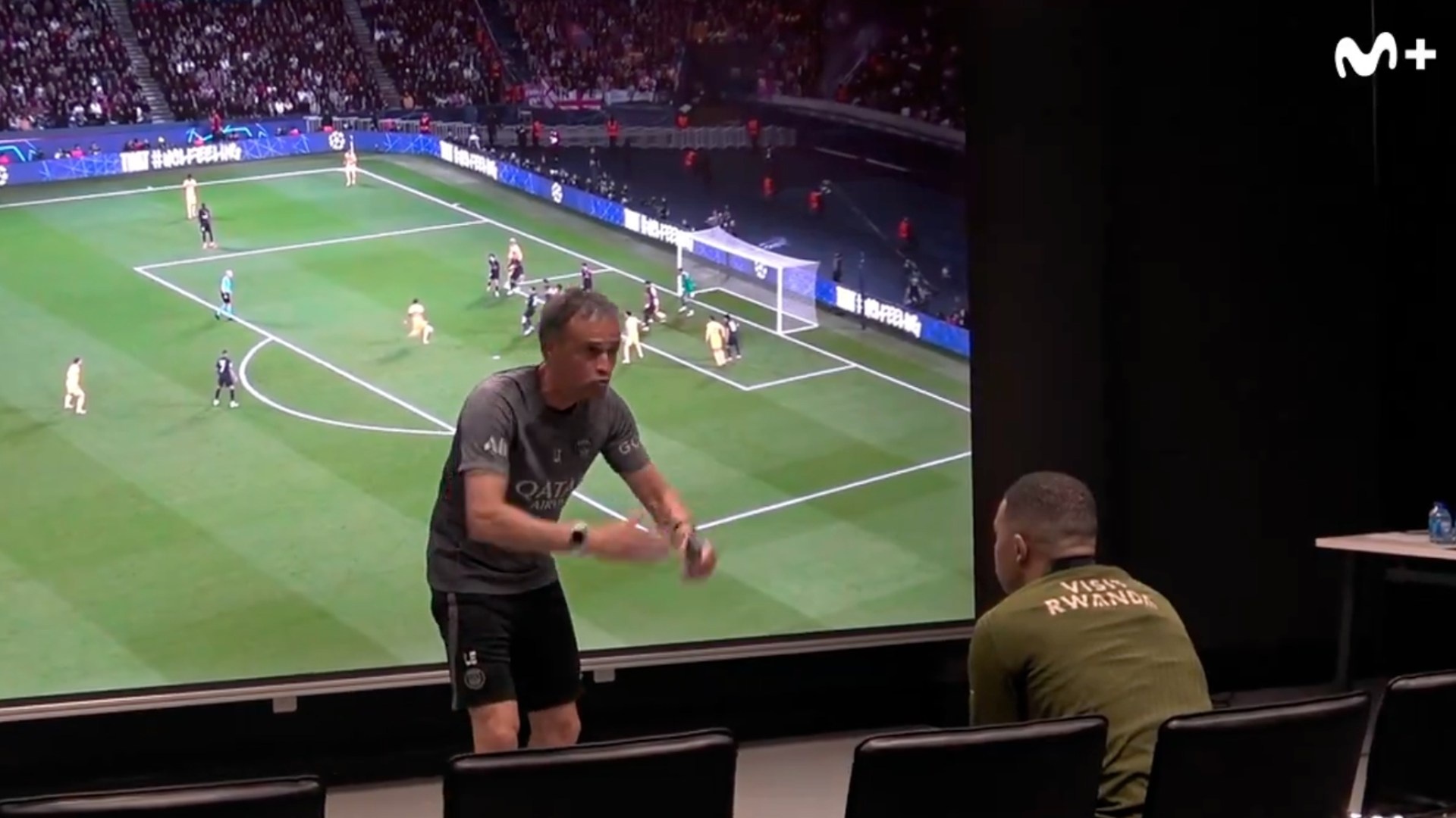 Khoanh khac gay sot cua Mbappe va Enrique hinh anh