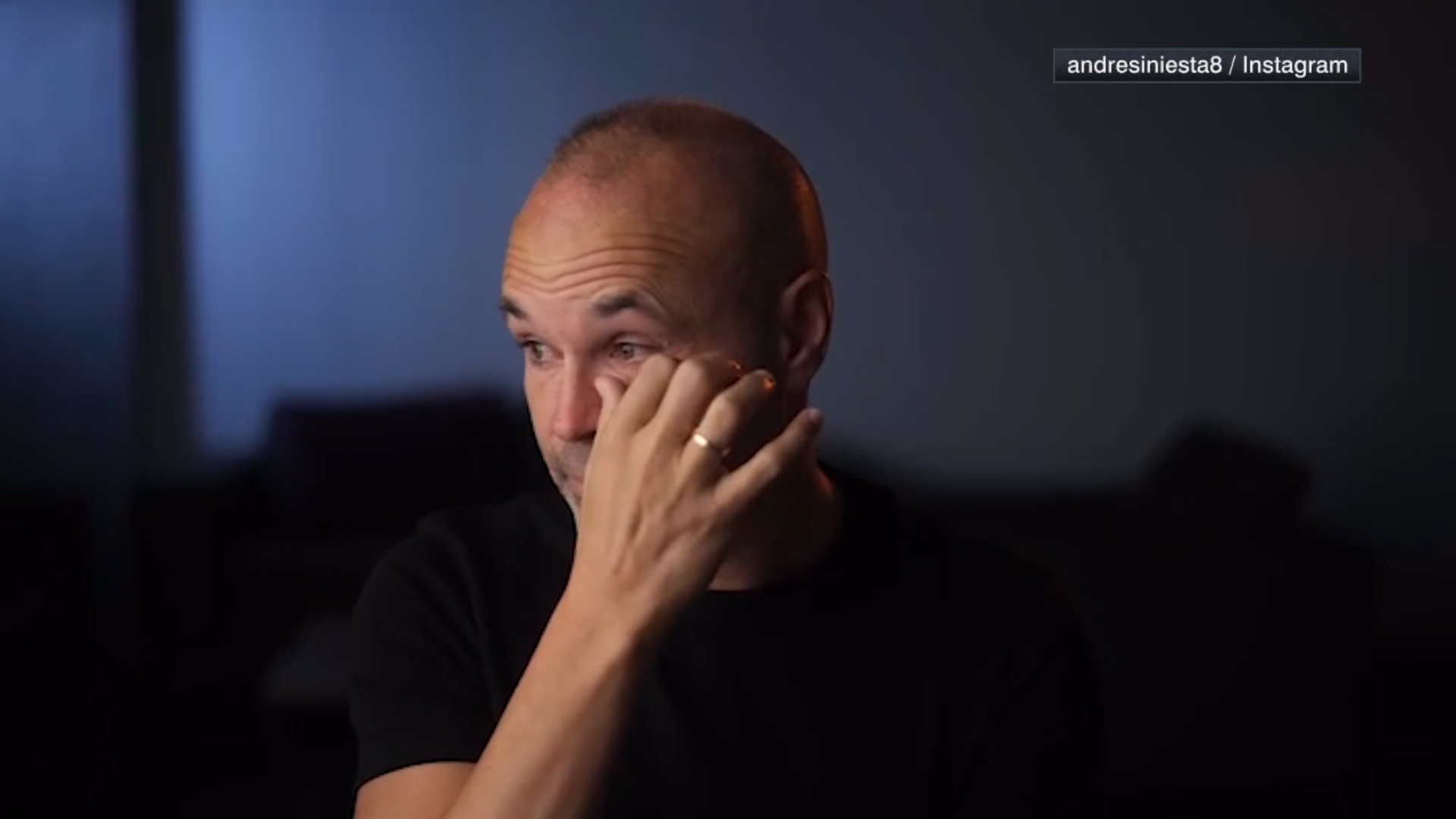 Iniesta bat khoc hinh anh