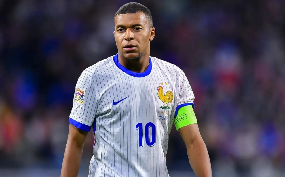 Dong doi bat man voi Mbappe hinh anh
