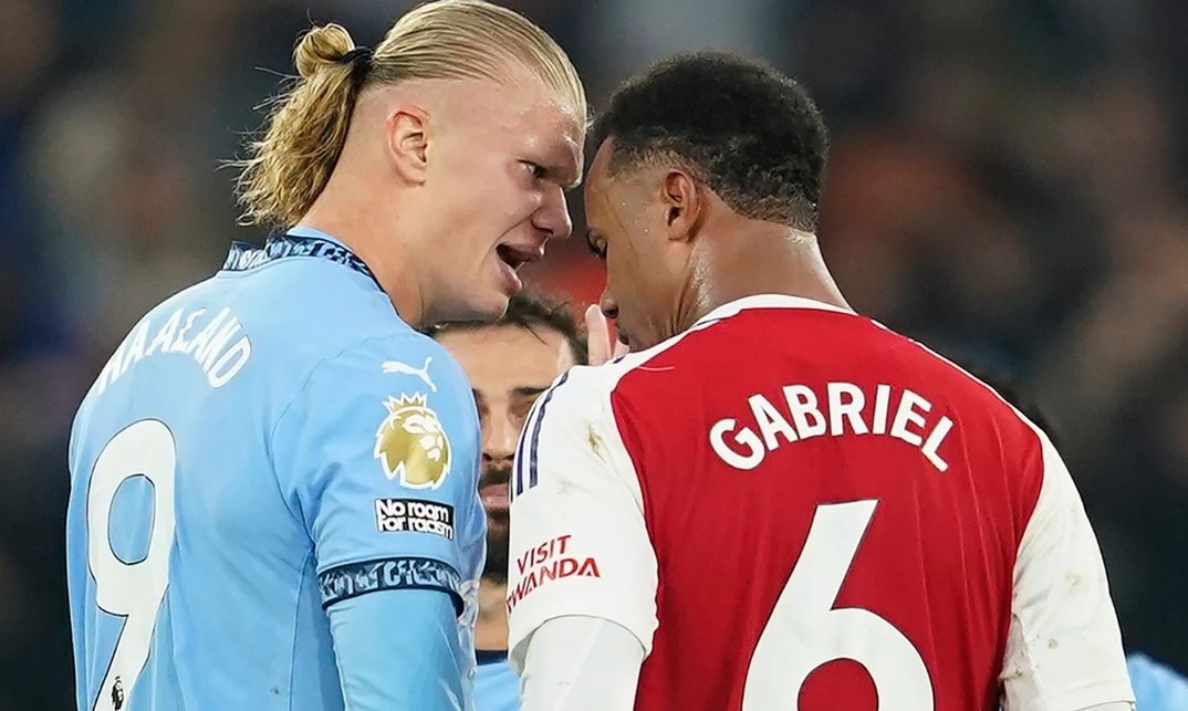 Haaland khong hoi han khi nem bong vao dau Gabriel hinh anh