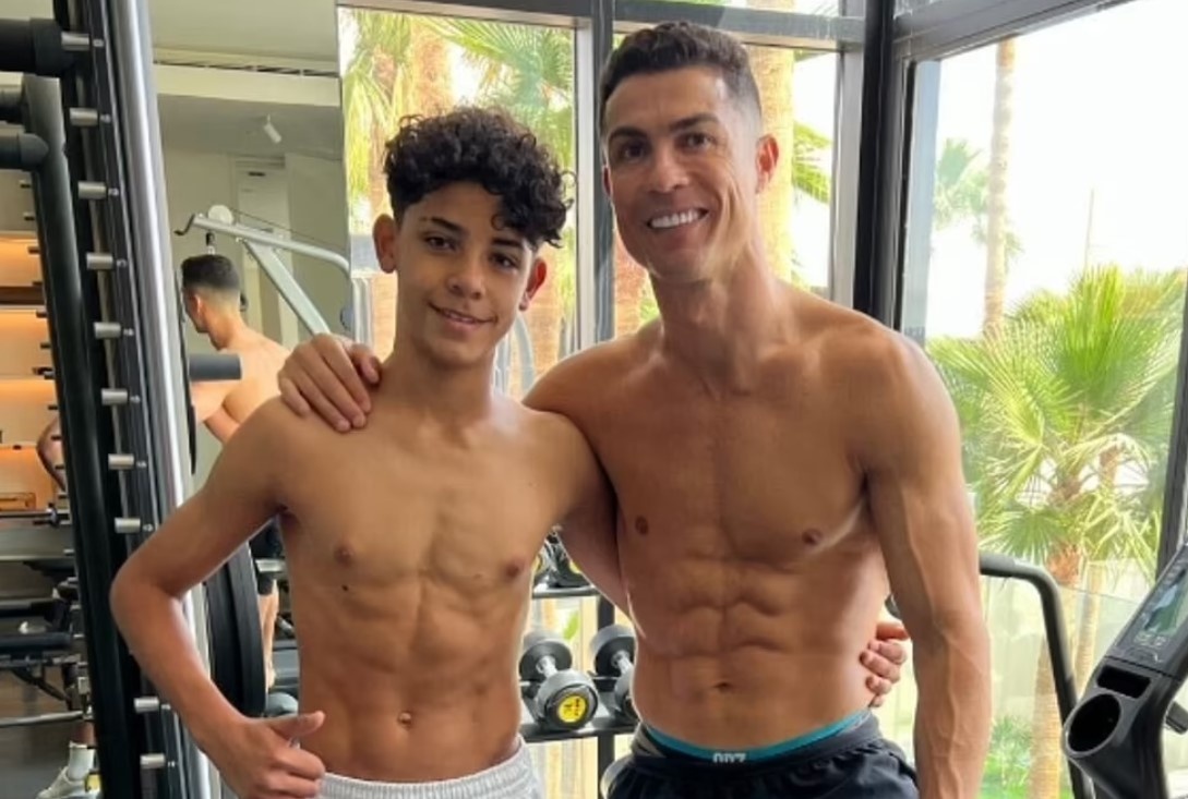 Con trai buon ngu, Ronaldo bat ra tap gym hinh anh