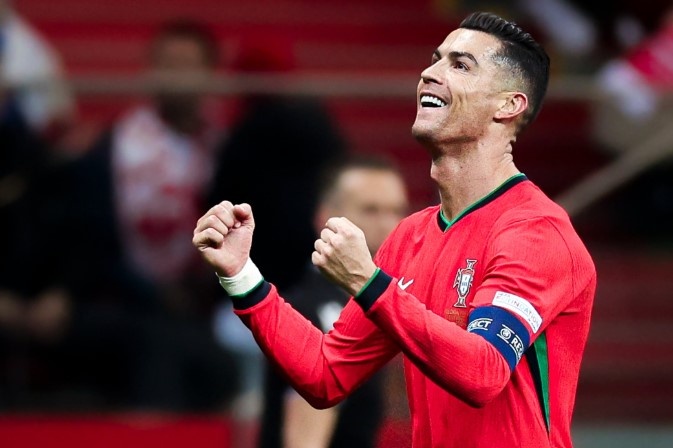 Ronaldo toa sang giup Bo Dao Nha thang Ba Lan hinh anh