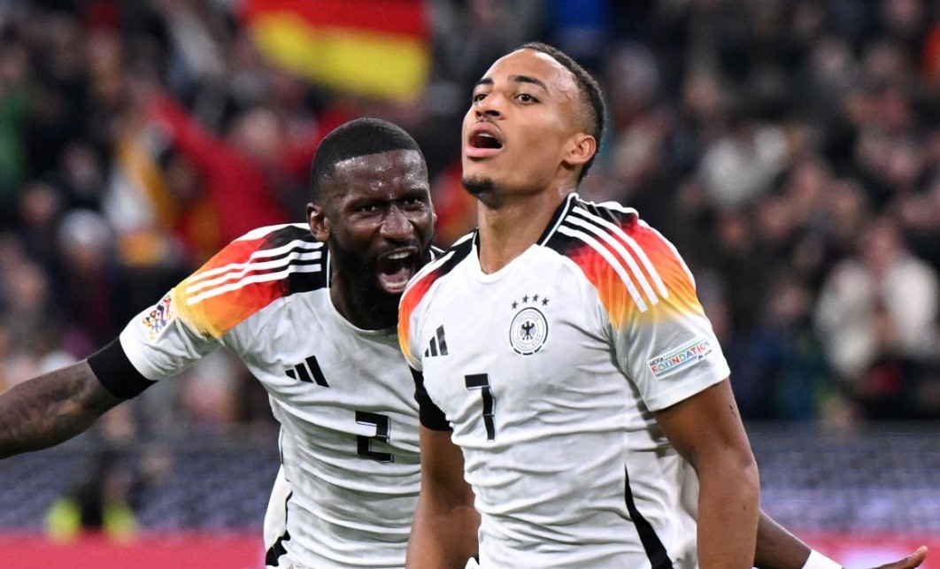 Tien ve vo danh toa sang trong mau ao tuyen Duc hinh anh