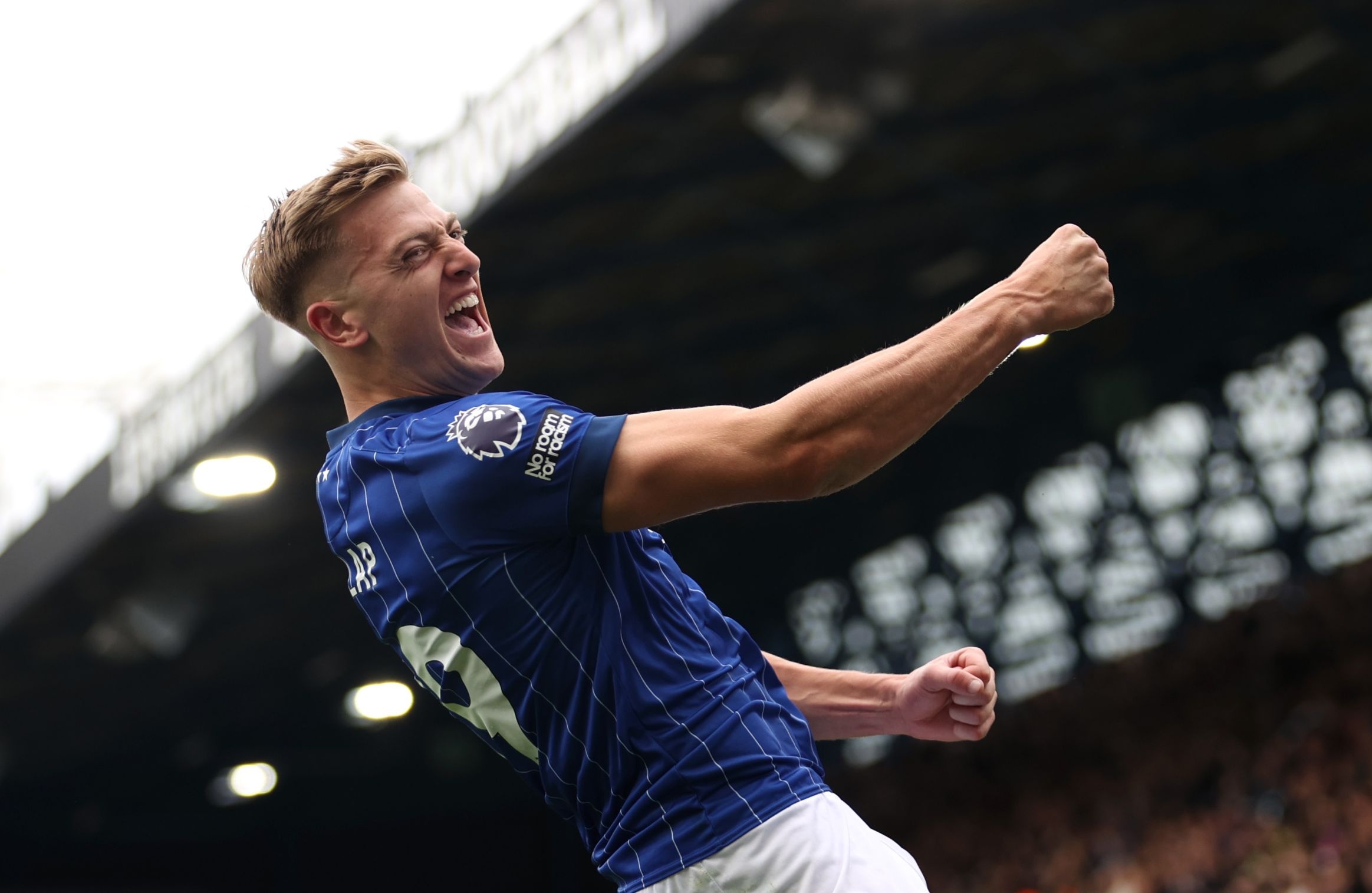 Con trai huyen thoai nem bien gay chu y tai Premier League hinh anh