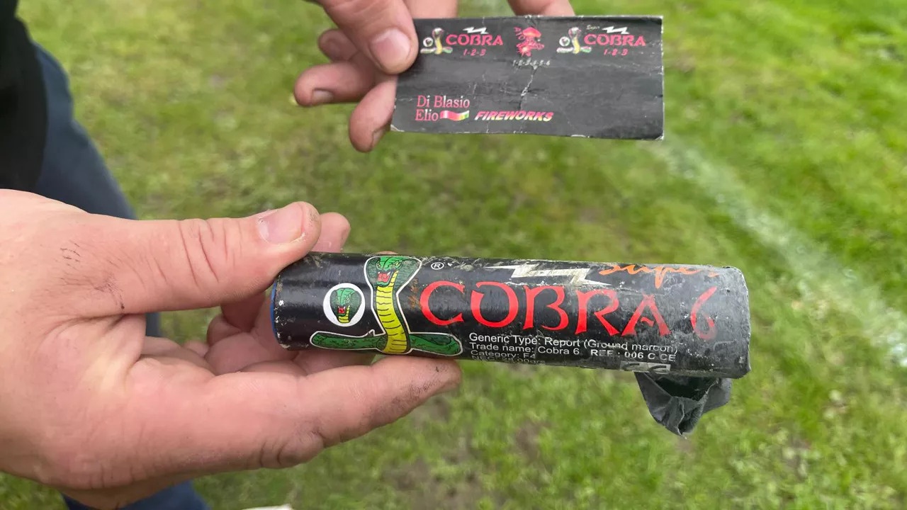 Cau thu Bi mat ngon tay vi phao hoa do CDV nem xuong san hinh anh