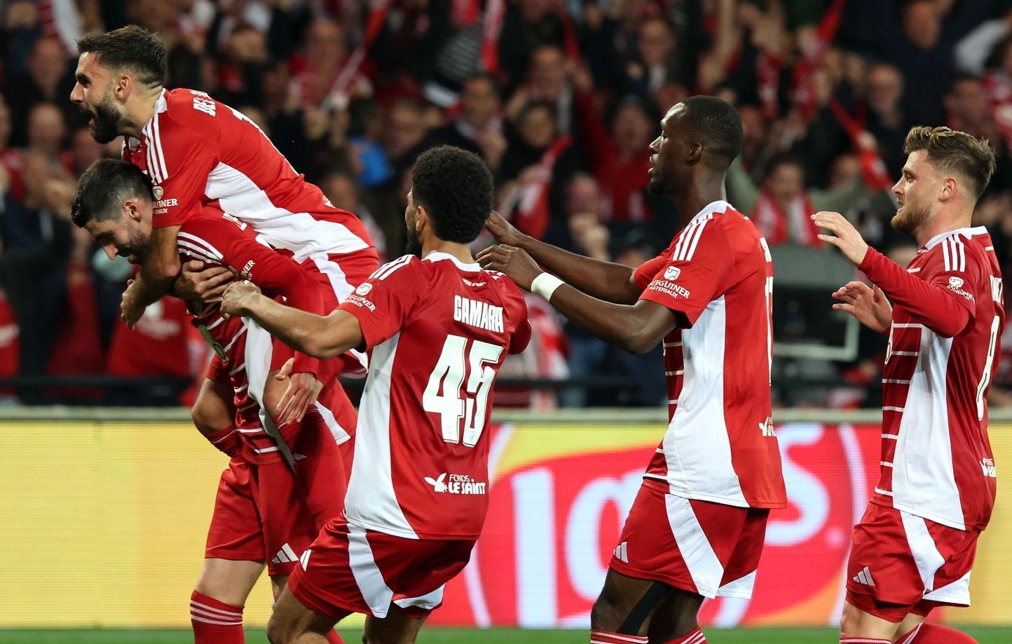 Leverkusen khong the can Brest bay cao hinh anh