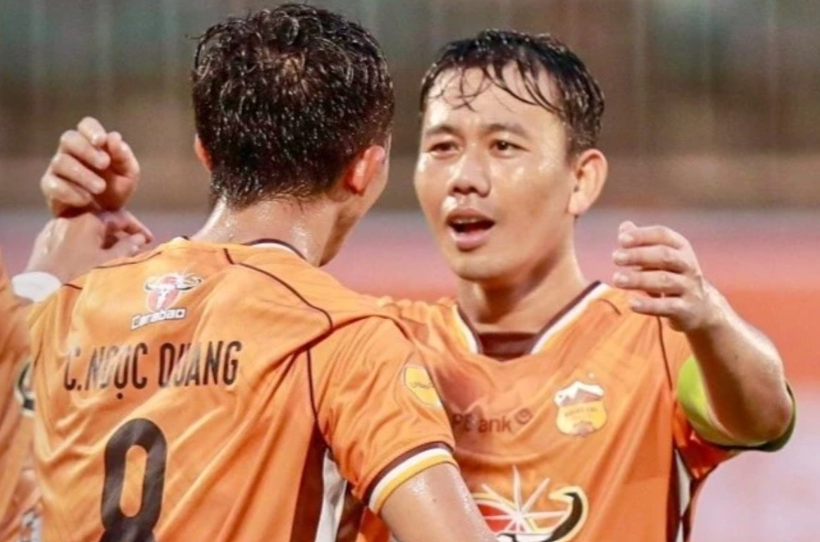 Thung luoi o phut 90+4, HAGL lo co hoi chiem ngoi dau V.League hinh anh