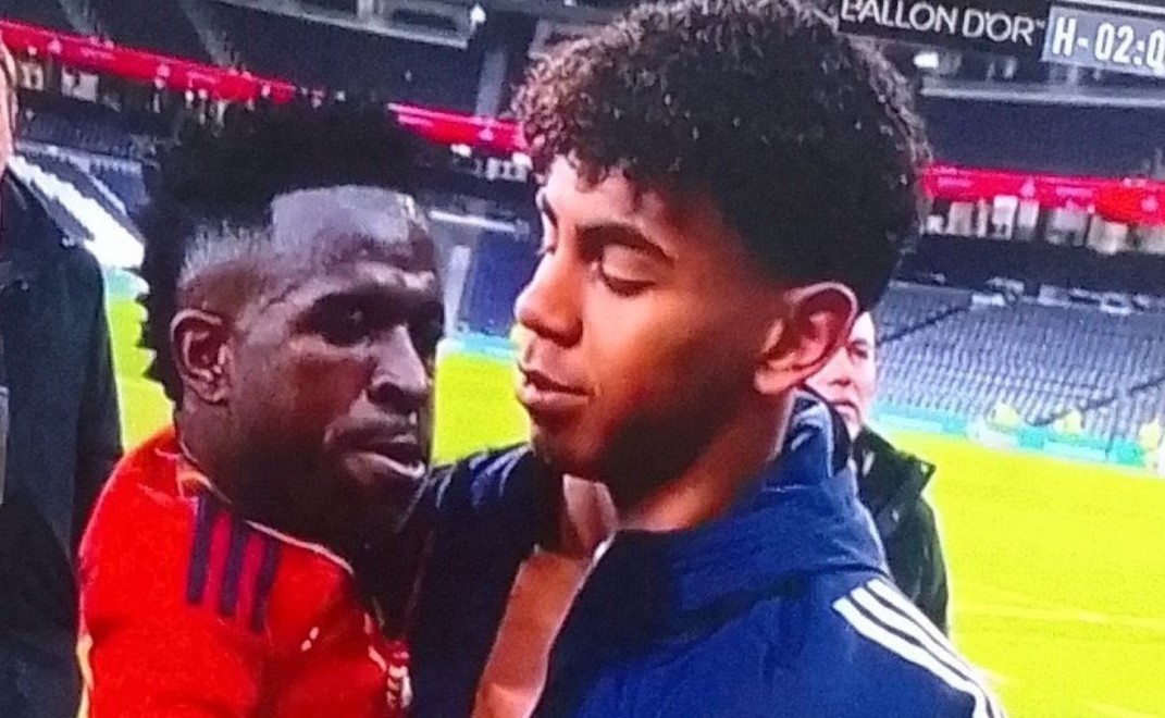 Vinicius bi che nhao o gala Qua bong Vang hinh anh