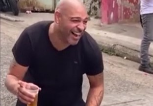 Adriano say xin giua pho hinh anh