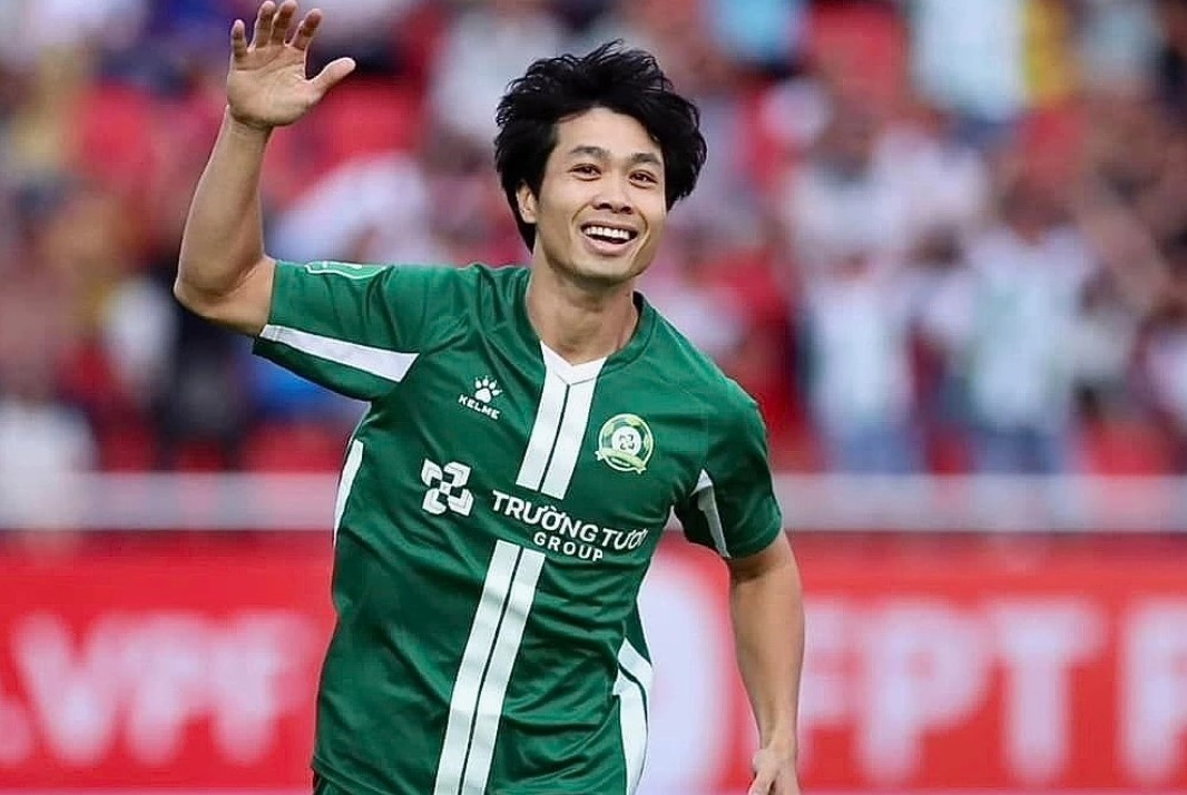 Cu dup cua Cong Phuong tai giai hang Nhat hinh anh