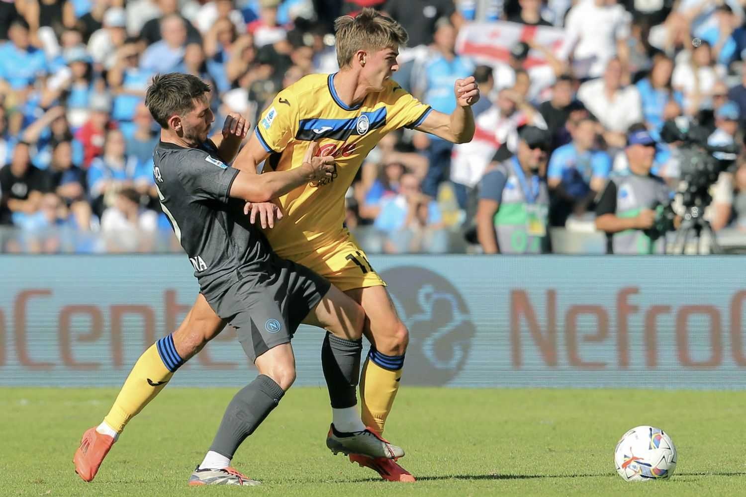 Napoli bi vui dap tren san nha hinh anh