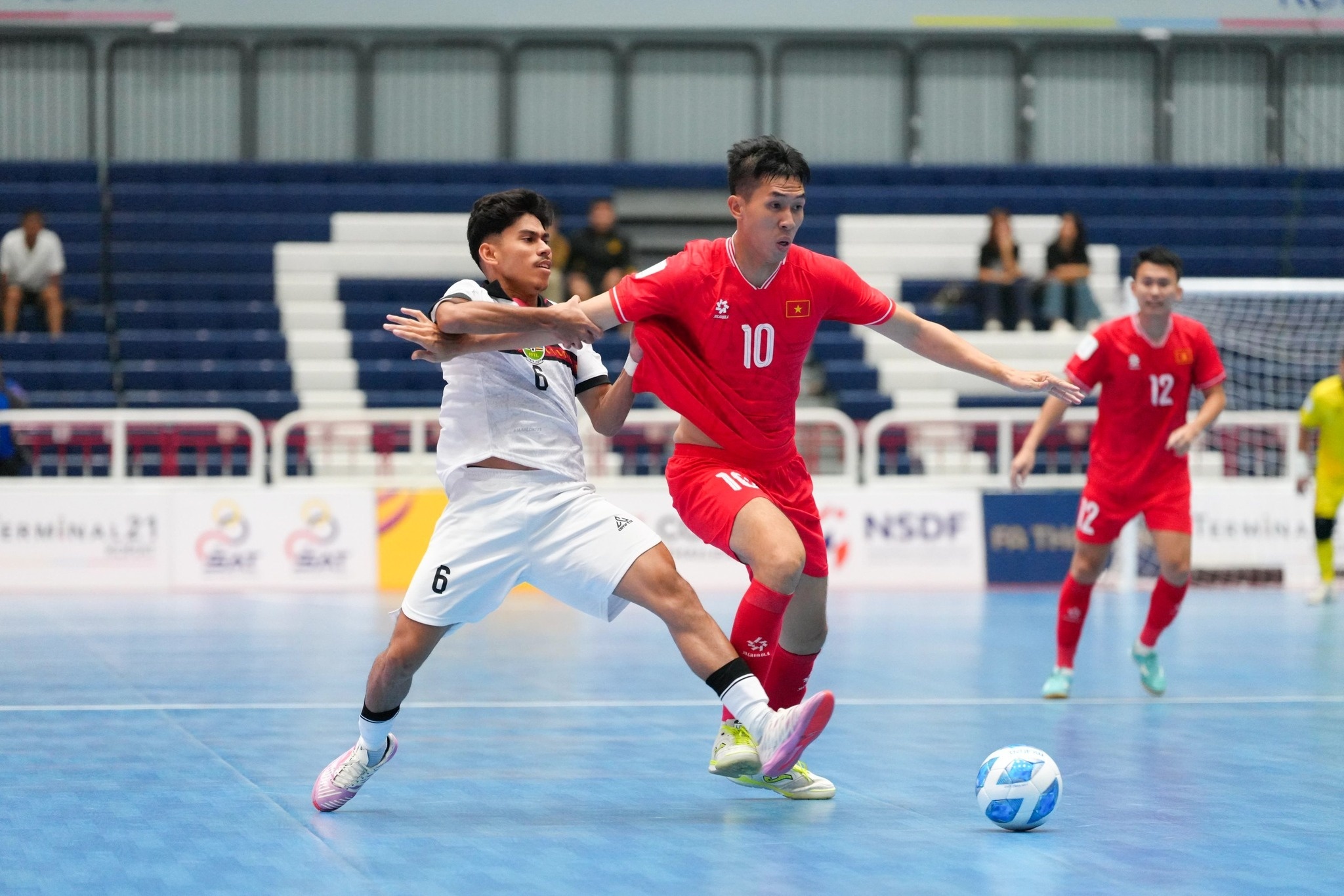 Tuyen futsal Viet Nam ap sat Thai Lan tai giai Dong Nam A hinh anh