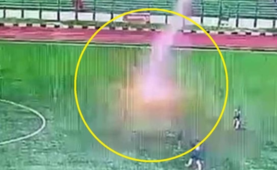 Cau thu bi set danh chet tren san o Peru hinh anh