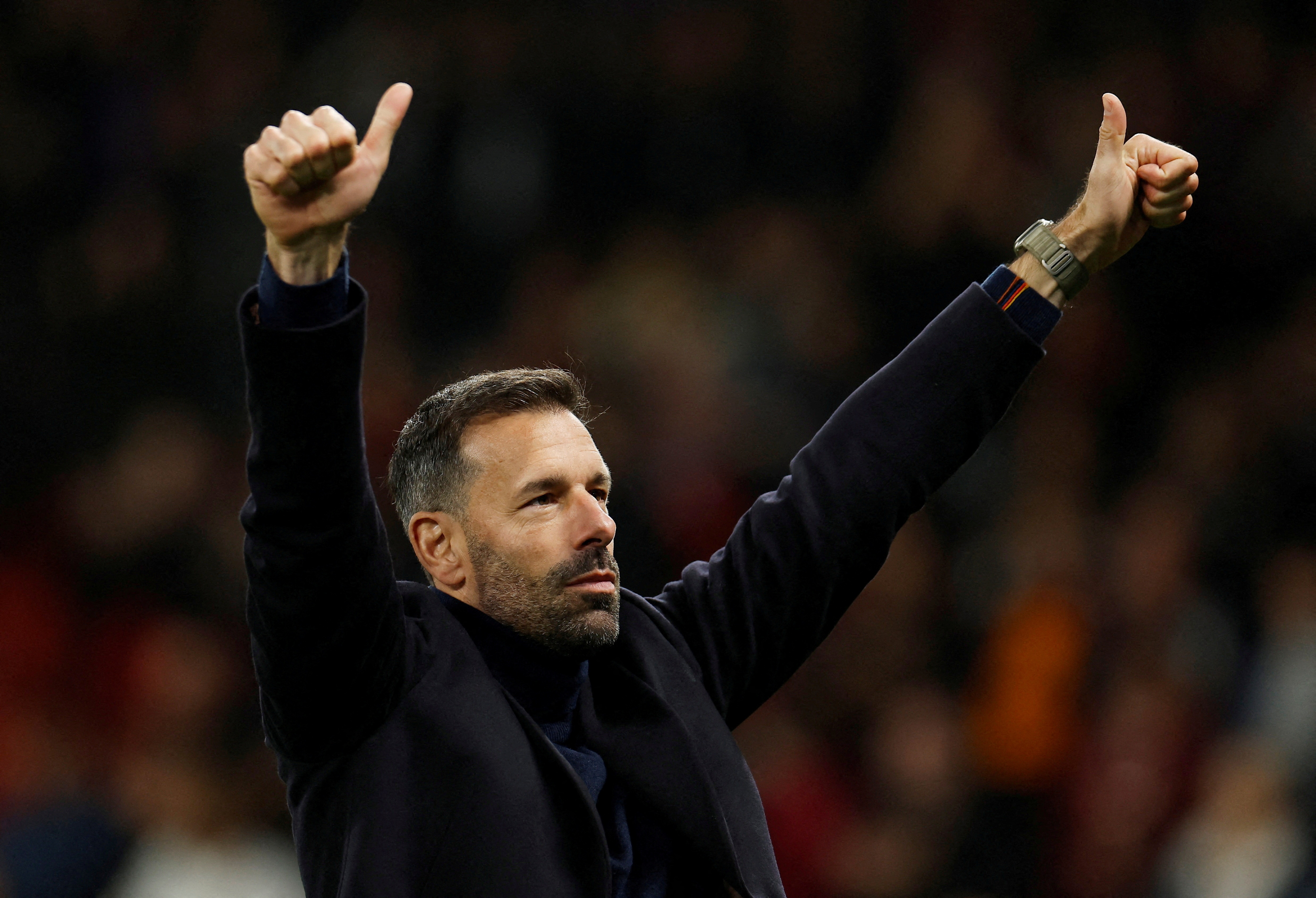 Van Nistelrooy gay tranh luan hinh anh