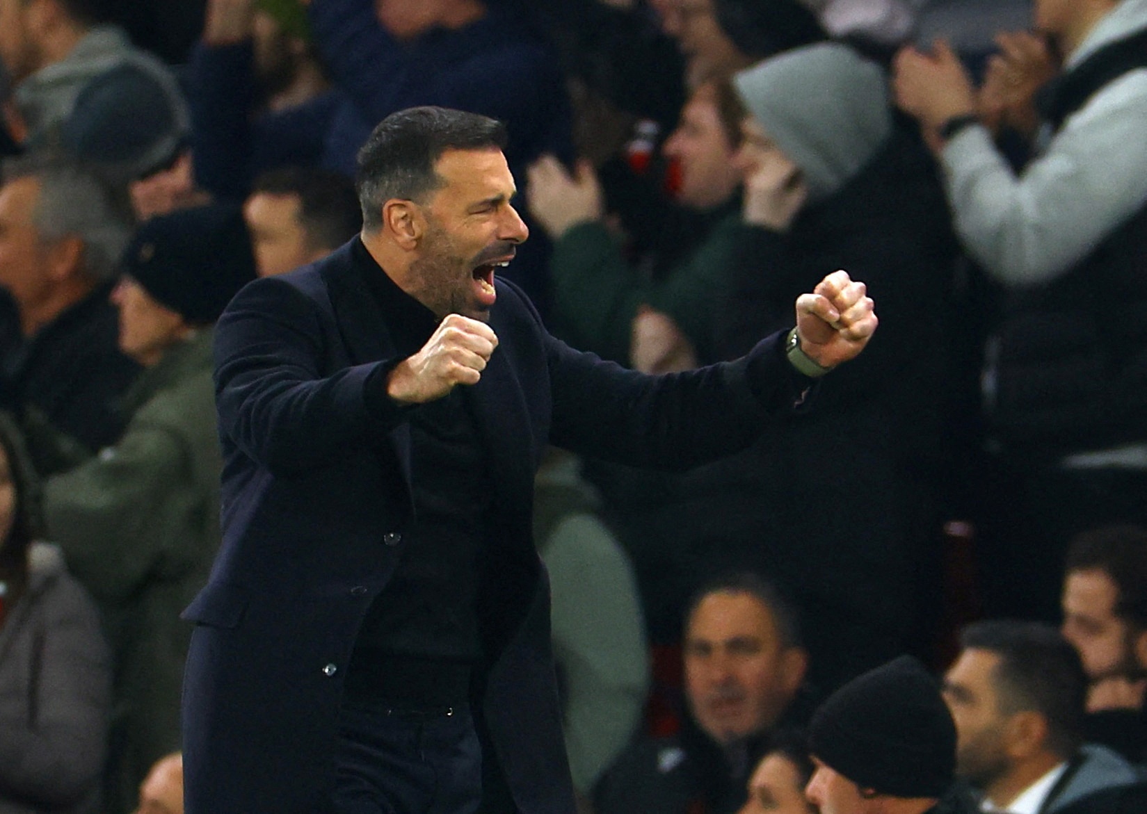 Di san lon nhat cua Van Nistelrooy hinh anh