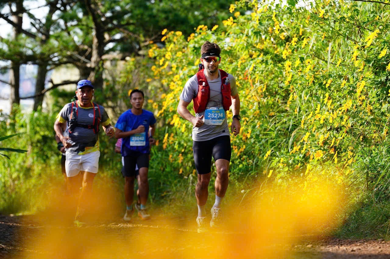 Soi dong giai chay trong rung Da Lat hinh anh