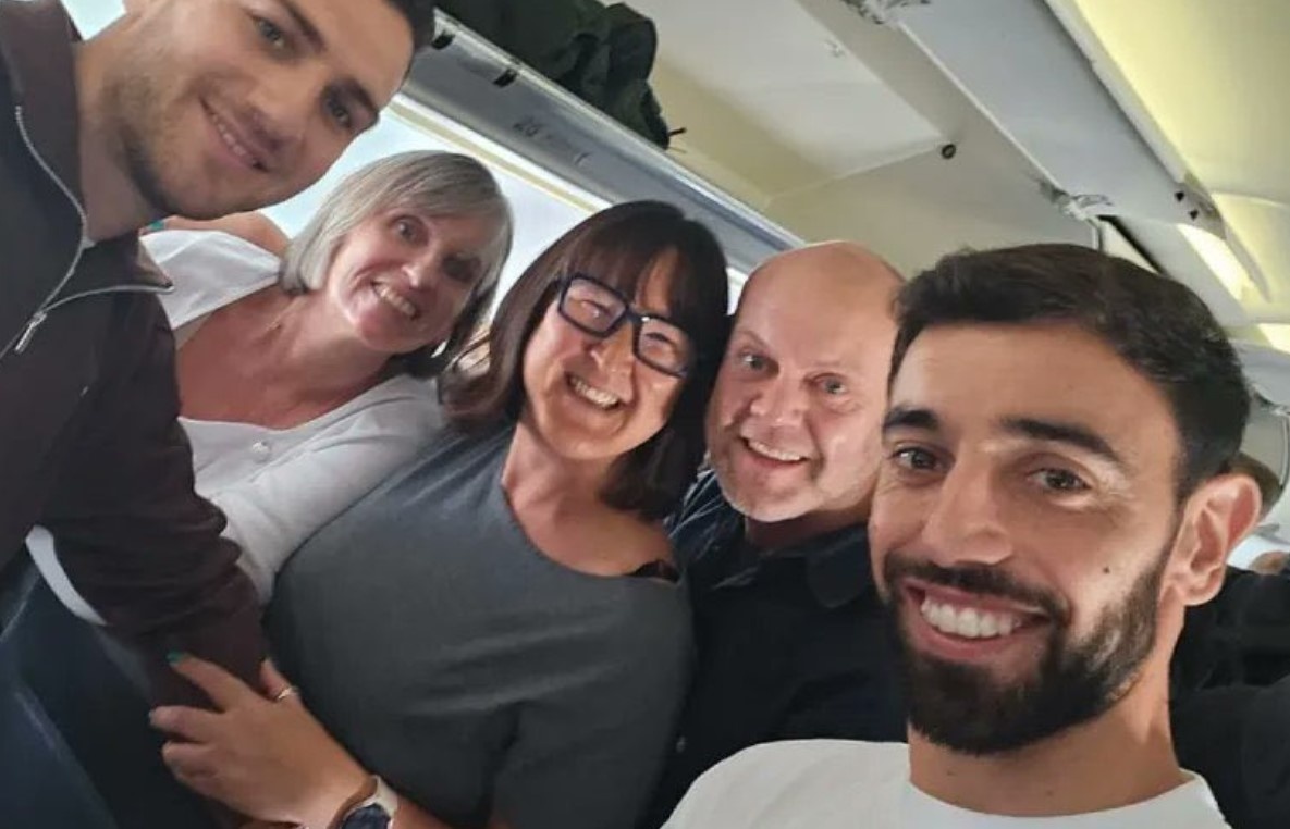 Bruno Fernandes cuu song hanh khach tren may bay hinh anh