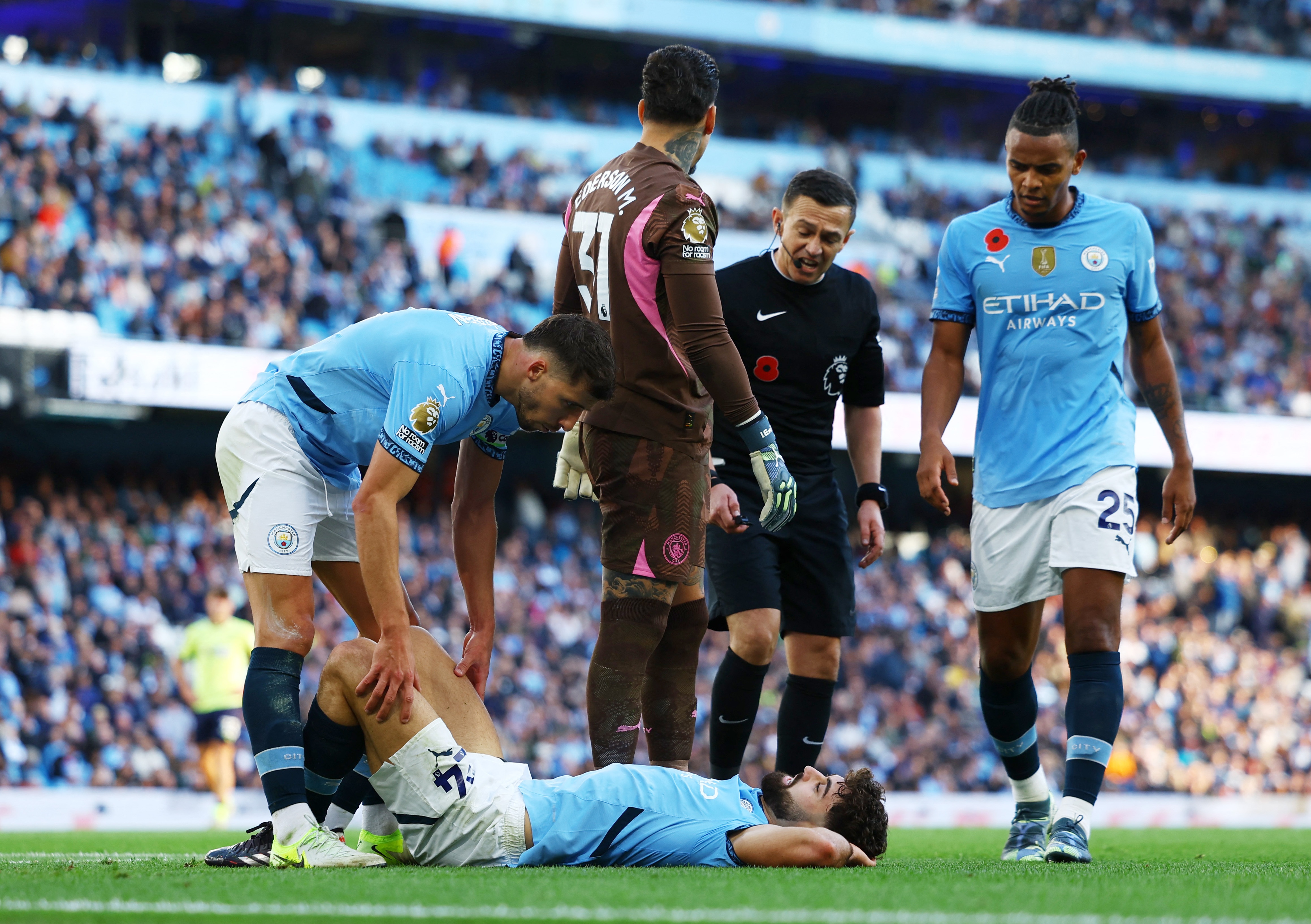 Man City chim sau trong khung hoang hinh anh