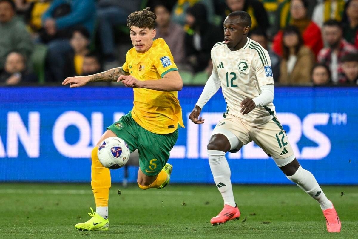 Tranh cai trong tran Saudi Arabia hoa Australia hinh anh